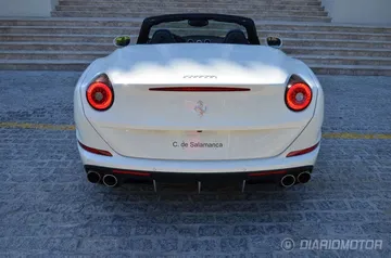 Vista trasera destacando ópticas y escape del Ferrari California T.