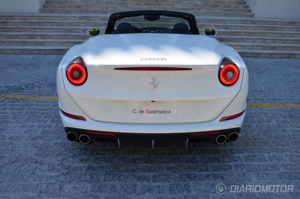 Vista trasera destacando ópticas y escape del Ferrari California T.