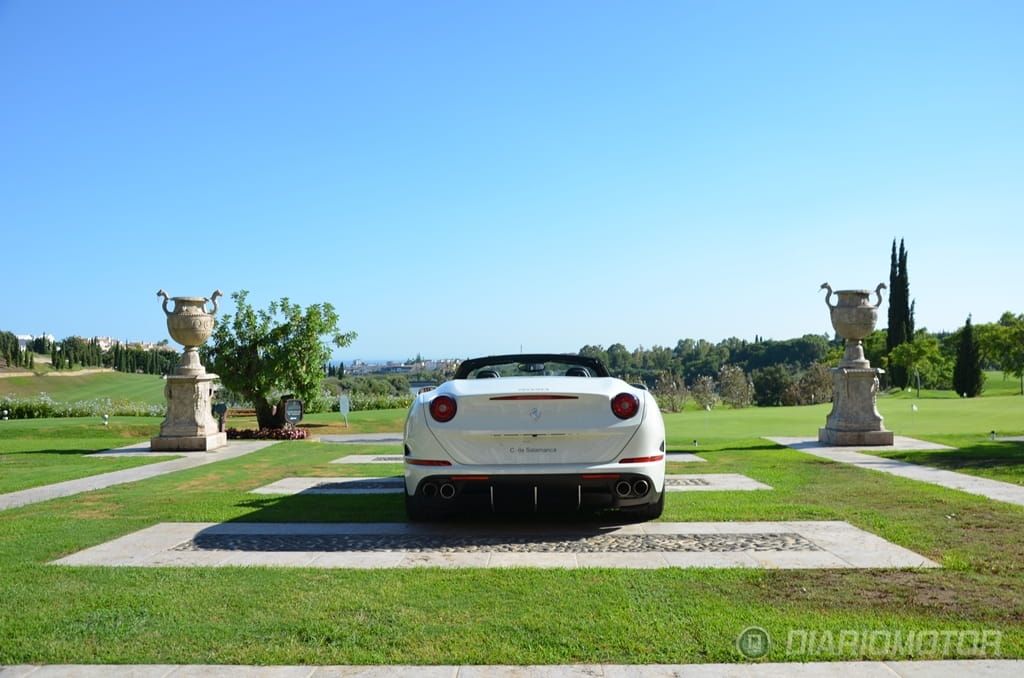 Vista trasera del Ferrari California T en un entorno natural.