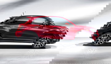 Vista lateral del Fiat 500X en un acabado rojo brillante, mostrando líneas dinámicas.