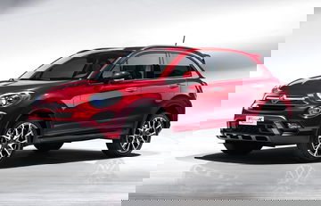 Vista lateral del Fiat 500X en color rojo destacando su diseño compacto y moderno.