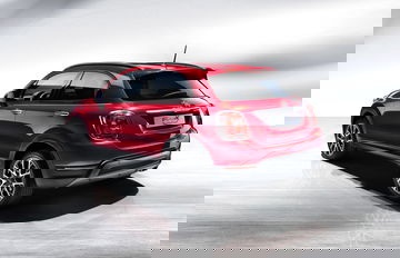 Vista posterior y lateral del Fiat 500X en color rojo, destacando su diseño compacto y moderno.