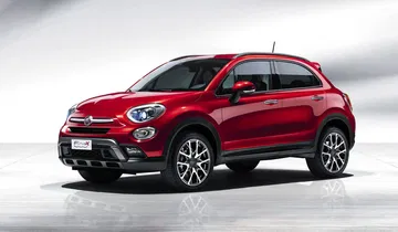 Vista lateral del Fiat 500X en color rojo, mostrando líneas y diseño.