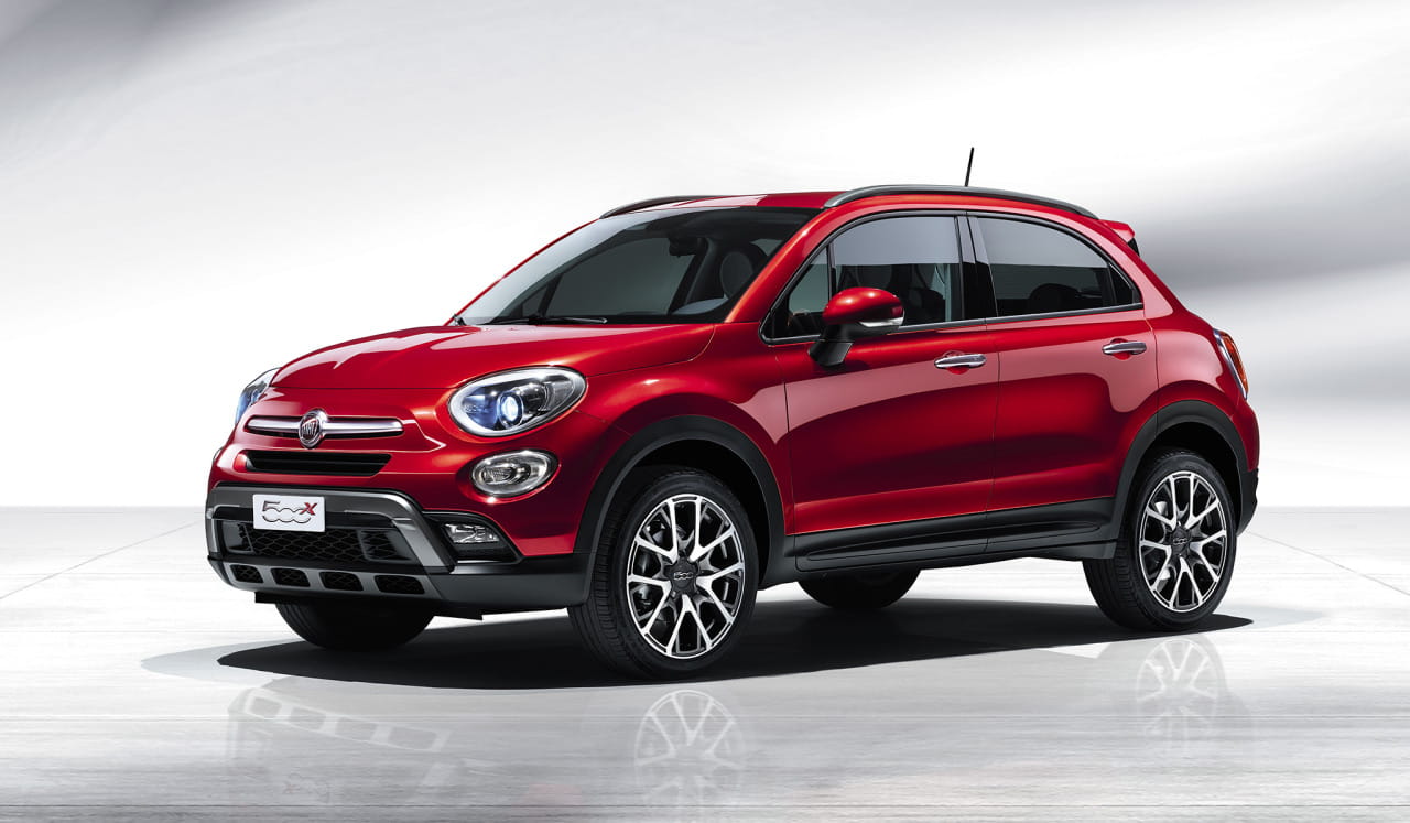 Vista lateral del Fiat 500X en color rojo, mostrando líneas y diseño.