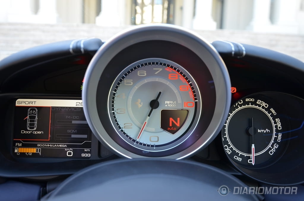 Vista cercana del cuadro de instrumentos del Ferrari California T, resaltando la zona del tacómetro.