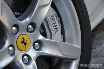 Vista cercana de la llanta del Ferrari California T, enfatizando el diseño y logotipo.