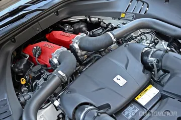 Vista del motor V8 turbo del Ferrari California T, emblemático color rojo de Ferrari.