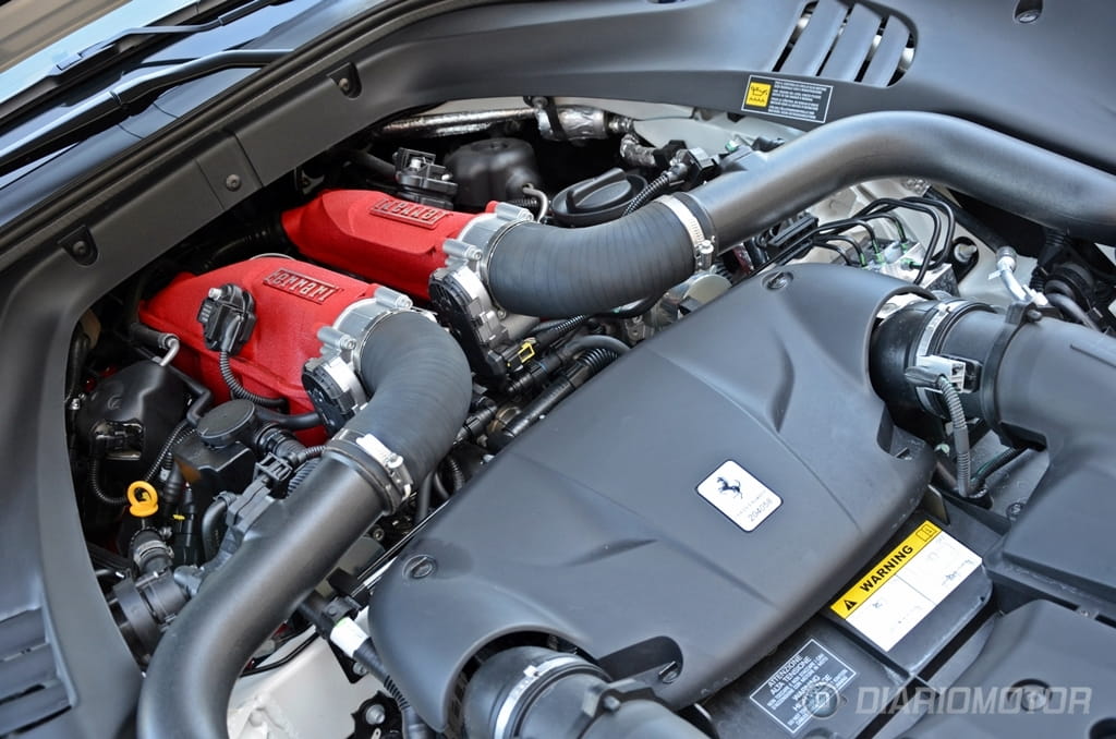Vista del motor V8 turbo del Ferrari California T, emblemático color rojo de Ferrari.