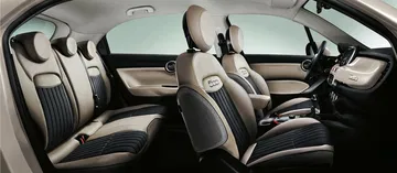 Vista lateral de los asientos delanteros y detalle de tapicería Fiat 500X.