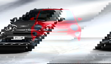 Fiat 500X rojo con vista frontal enfatizando su diseño distintivo.
