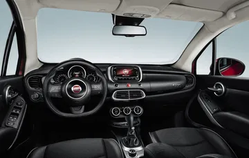 Vista frontal del habitáculo del Fiat 500X, destacando el diseño y ergonomía.