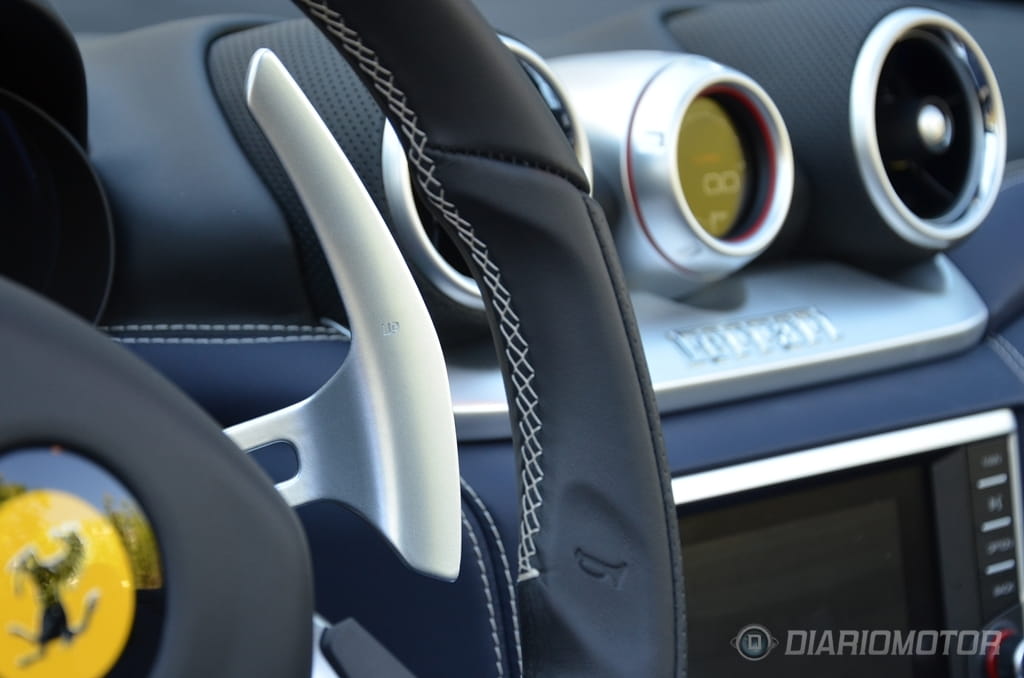 Vista cercana del volante y la instrumentación del Ferrari California T.