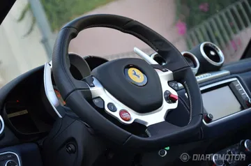 Vista cercana del volante del Ferrari California T con emblema central.