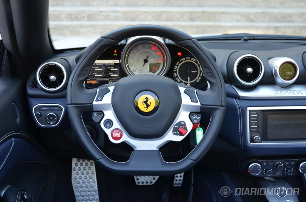 Vista detallada del volante e instrumentación del Ferrari California T.