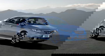 Vista lateral Honda Accord muestra su línea elegante y dinámica.