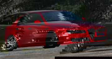 Vista oblicua delantera que resalta el diseño y dinamismo del Alfa Romeo 159.