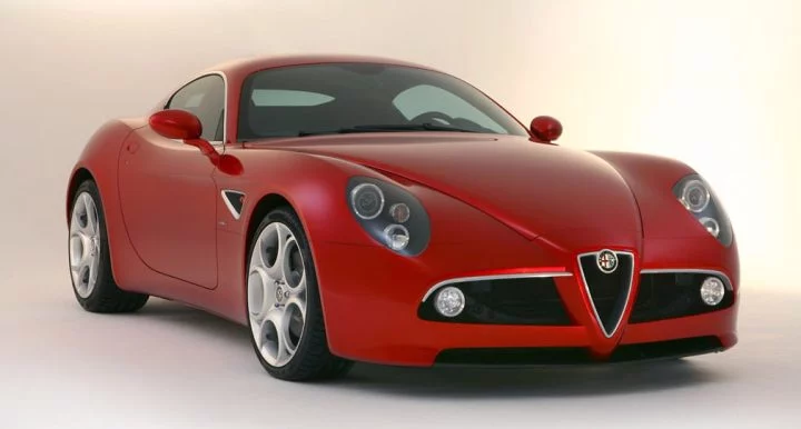 Vista del perfil delantero del Alfa Romeo 8C Competizione en color rojo.