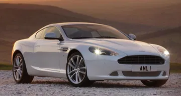 Vista lateral del Aston Martin DB9, mostrando su elegante línea y diseño deportivo. Vista lateral del Aston Martin DB9, mostrando su elegante línea y diseño deportivo.