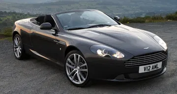 Vista lateral del Aston Martin DB9 Volante, destacando su elegante línea. Vista lateral del Aston Martin DB9 Volante, destacando su elegante línea.