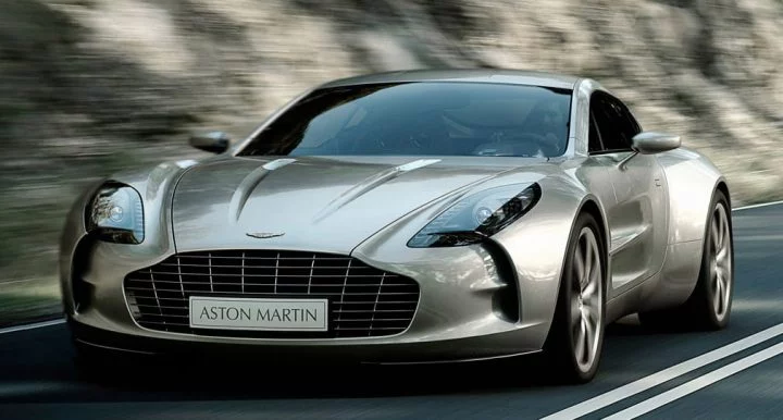 Aston Martin One-77 capturado en pleno dinamismo sobre el asfalto.