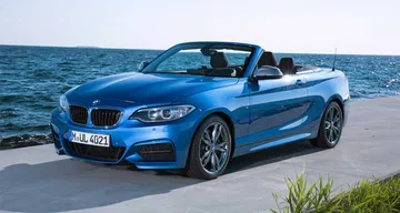 Vista lateral del BMW Serie 2 Cabrio con el mar de fondo. Vista lateral del BMW Serie 2 Cabrio con el mar de fondo.