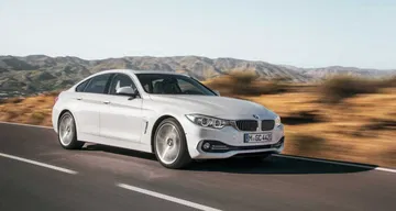 Vista lateral en movimiento del BMW Serie 4 Gran Coupé, destacando su línea deportiva. Vista lateral en movimiento del BMW Serie 4 Gran Coupé, destacando su línea deportiva.