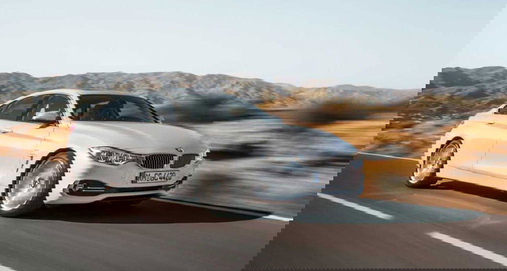 Vista lateral en movimiento del BMW Serie 4 Gran Coupé, destacando su línea deportiva.