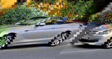 Visión lateral del BMW Serie 6 Cabrio, mostrando su elegante diseño.