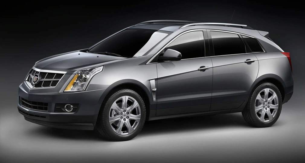 Vista lateral del Cadillac SRX destacando su diseño elegante y llantas distintivas.