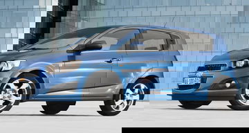 Vista lateral que muestra el diseño compacto y las líneas del Chevrolet Aveo.