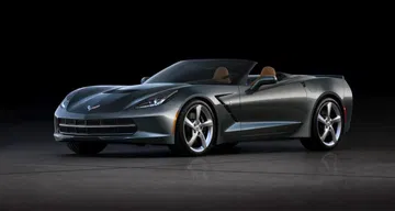 Vista lateral del Chevrolet Corvette Convertible realzando sus líneas aerodinámicas. Vista lateral del Chevrolet Corvette Convertible realzando sus líneas aerodinámicas.