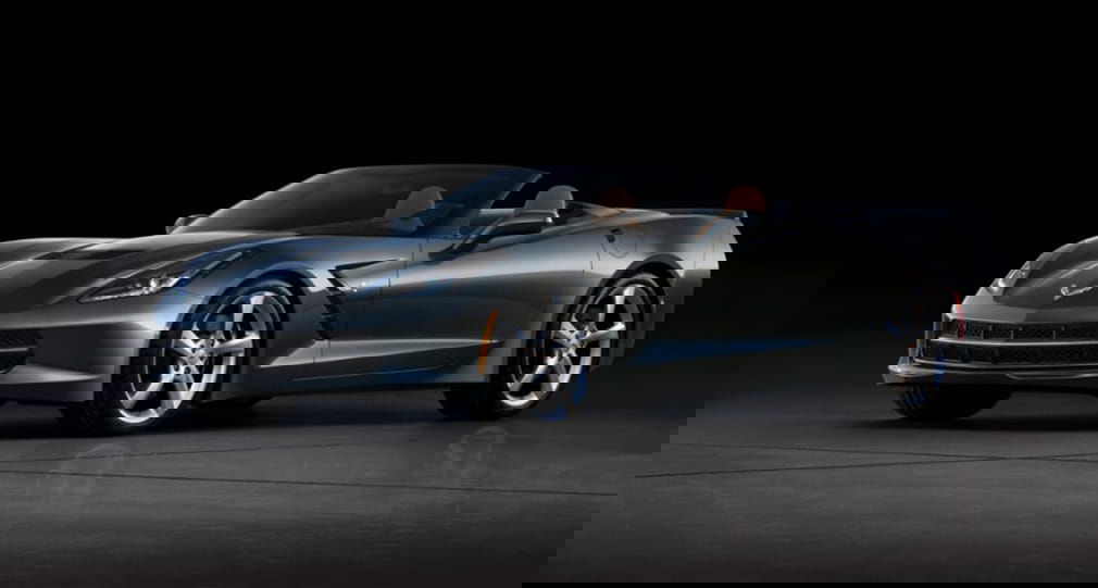 Vista lateral del Chevrolet Corvette Convertible realzando sus líneas aerodinámicas.