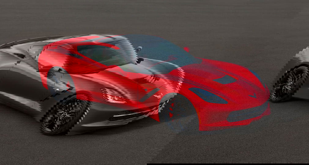 Vista lateral de un Corvette rojo destacando su diseño aerodinámico.