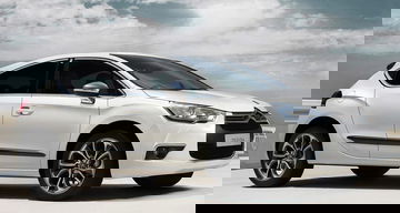 Vista lateral del DS 4 destacando su diseño aerodinámico.