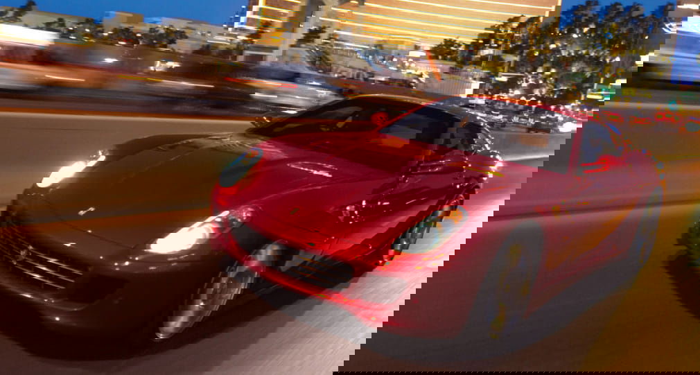 Imagen en movimiento del Ferrari 599 GTB, enfocado en su frontal y lado izquierdo.