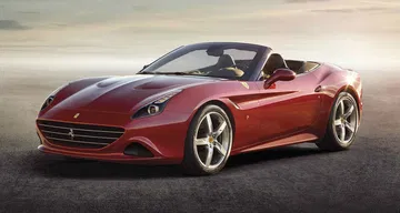 Vista lateral del Ferrari California T mostrando su elegante silueta. Vista lateral del Ferrari California T mostrando su elegante silueta.