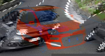 Vista angular del Fiat Panda resaltando su diseño frontal y línea lateral