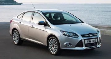 Vista lateral del Ford Focus Sedán mostrando líneas de diseño. Vista lateral del Ford Focus Sedán mostrando líneas de diseño.