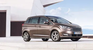 Vista lateral del Ford Grand C-Max mostrando su diseño aerodinámico.