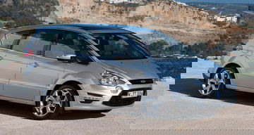 Vista lateral del Ford S-MAX, destacando su línea aerodinámica y llantas de aleación.