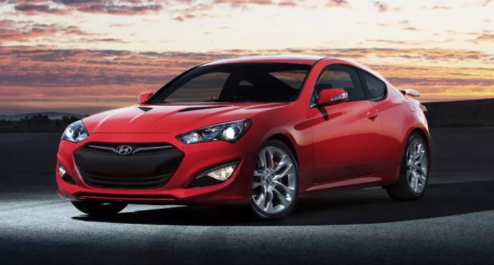 Imagen dinámica del Hyundai Genesis Coupé en rojo destacando su diseño frontal y lateral.