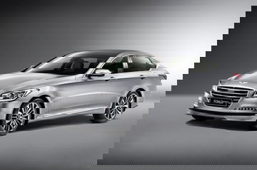 Vista lateral del Hyundai Genesis destacando su diseño elegante y aerodinámico.