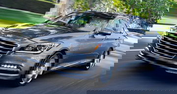 Ángulo frontal del Hyundai Genesis mostrando diseño de parrilla y perfil.