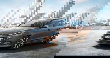Vista angular del Hyundai i20 que resalta su diseño dinámico y urbano.