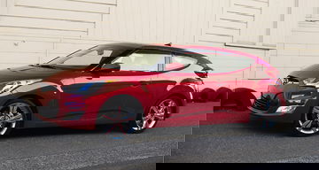 Vista lateral del Hyundai Veloster resaltando su diseño coupé dinámico.