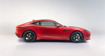 Perfil del Jaguar F-Type Coupé destacando su línea aerodinámica. Perfil del Jaguar F-Type Coupé destacando su línea aerodinámica.