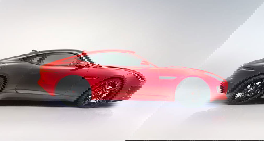 Perfil del Jaguar F-Type Coupé destacando su línea aerodinámica.