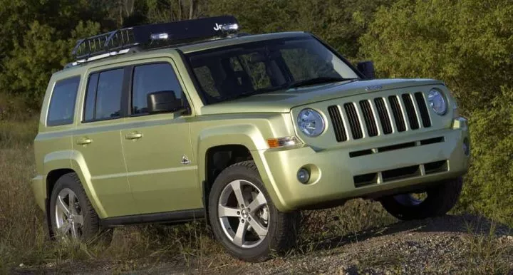 Vista lateral del Jeep Patriot en color verde destacando su línea robusta y aventurera.