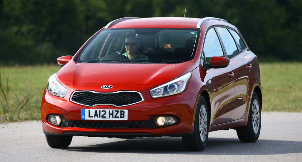 Kia Cee'd Sporty Wagon en movimiento mostrando su diseño frontal y lateral. Kia Cee'd Sporty Wagon en movimiento mostrando su diseño frontal y lateral.