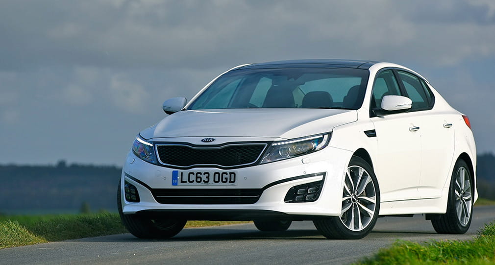 Vista dinámica del Kia Optima PHEV destacando su elegante diseño frontal.